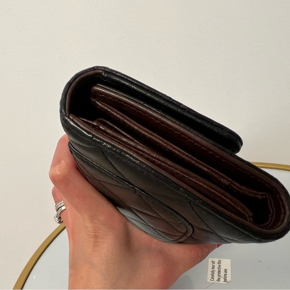 Chanel trifold Authentic- 500 USD/750 Cad - Picture 3 of 14